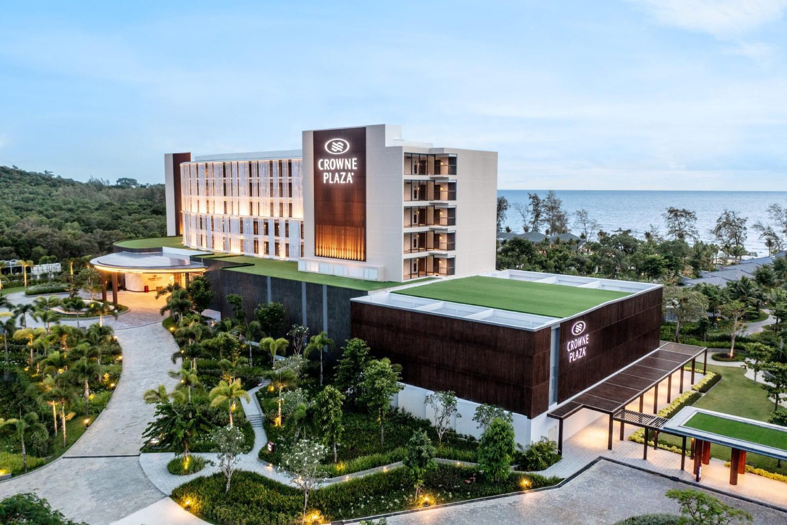 Nâng Cấp Kỳ Nghỉ Dưỡng Lãng Mạn Tại Crowne Plaza Starbay Phú Quốc